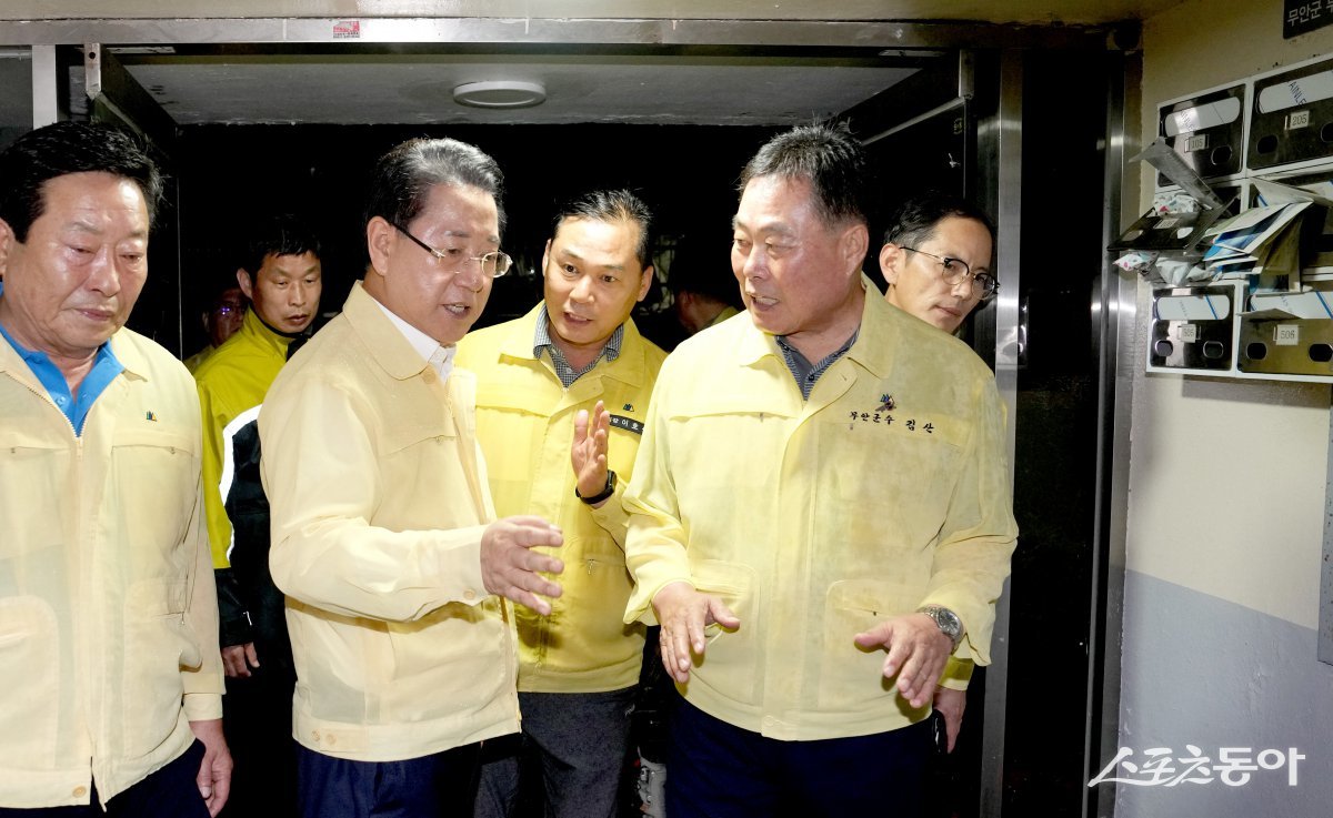 김영록 전남도지사가 지난 3일 저녁 1시간 동안 극한호우가 쏟아진 무안군 무안읍보건소 등 주변 가구 침수 피해 현장을 방문해 신속한 복구 대책을 당부하고 있다. 사진제공=전남도