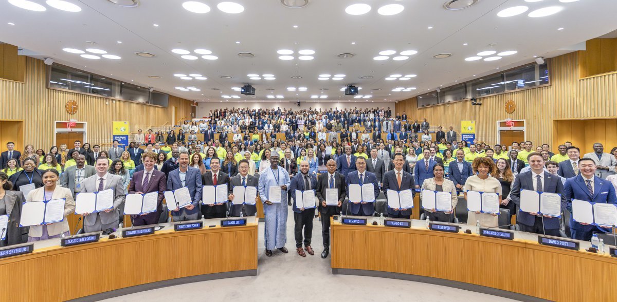 하나님의 교회 직장인청년봉사단 ASEZ WAO가 미국, 페루에서 ‘2040 플라스틱 프리’ 활동을 주제로 글로벌 포럼을 잇달아 개최했다. 지난달 16일(현지시각) 미국 뉴욕 UN 본부에서 열린 포럼에는 각국 외교관과 UN 산하기구 및 국제기구 관계자 등 각계각층에서 약 550명이 참석했다.   (하나님의교회 세계복음선교협회 제공)