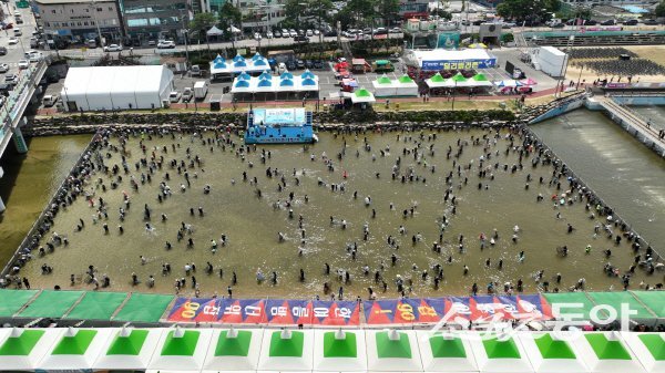 제27회 봉화은어축제 반두잡이 체험장에서 군미들과 관광객들이 체험을 즐기고 있다. 사진제공 ㅣ 봉화군