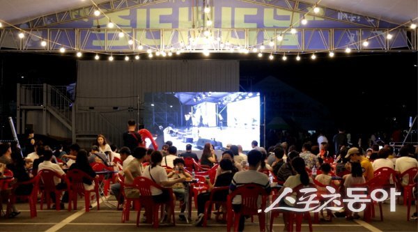 올해 새롭게 운영한 ‘딜리버리존’은 푸드트럭과 배달 서비스를 연계해 200인치 LED 스크린으로 공연을 실시간 중계하며, 관람객들이 무더위 속 줄을 서지 않고 식사와 공연을 즐기고 있다. 사진제공 ㅣ 봉화군