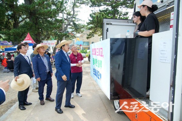 주낙영 경주시장이 휴가철을 맞아 관내 주요 해수욕장 현장점검과 근무자를 격려하고 있다. 사진제공 ㅣ 경주시