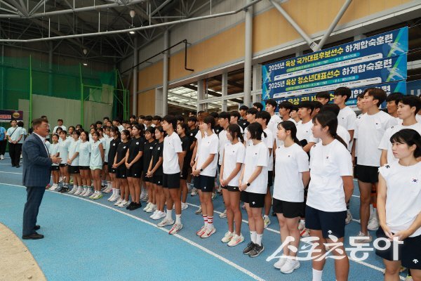 김학동 예천군수가 전지훈련에 참가한 육상 선수단을 환영하고 격려하고 있다. 사진제공 ㅣ 예천군