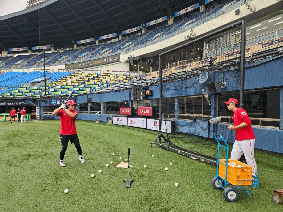 SSG 최정(왼쪽)과 오준혁 타격코치가 잠실구장에서 타격훈련을 진행하는 모습. 사진제공｜SSG 랜더스