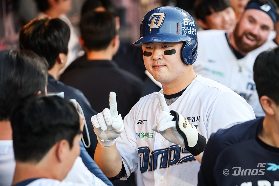 NC 김형준(가운데)은 올해 공격과 수비를 분리해서 생각하기 시작했다. 이는 공수에서 안정적인 기량을 유지하는 데 큰 힘이 되고 있다. 사진제공｜NC 다이노스