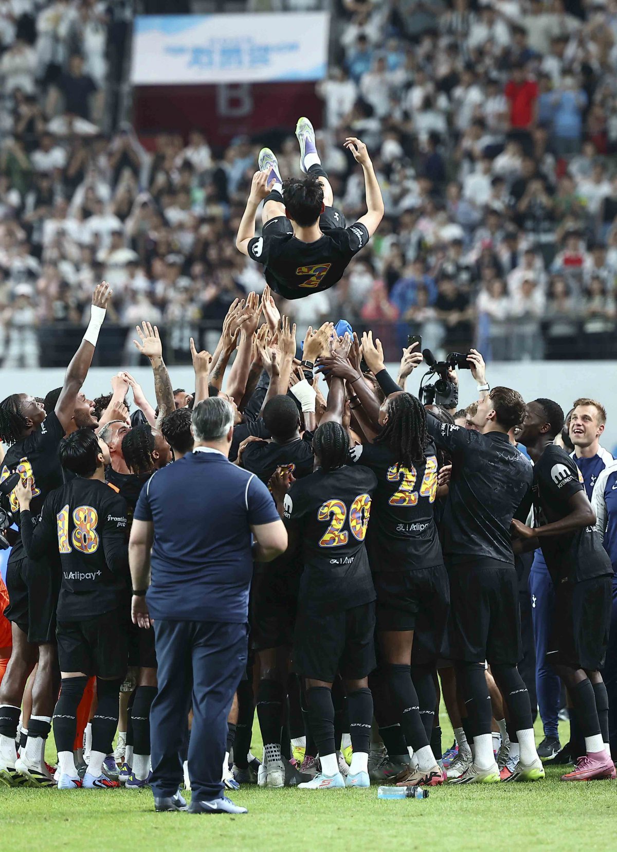 토트넘 선수들과 스태프가 3일 서울월드컵경기장에서 열린 뉴캐슬과 ‘2025 쿠팡플레이 시리즈’ 친선경기를 끝으로 토트넘에서의 여정을 마무리한 손흥민(위)을 헹가레치며 앞날을 축복하고 있다. 상암｜뉴시스