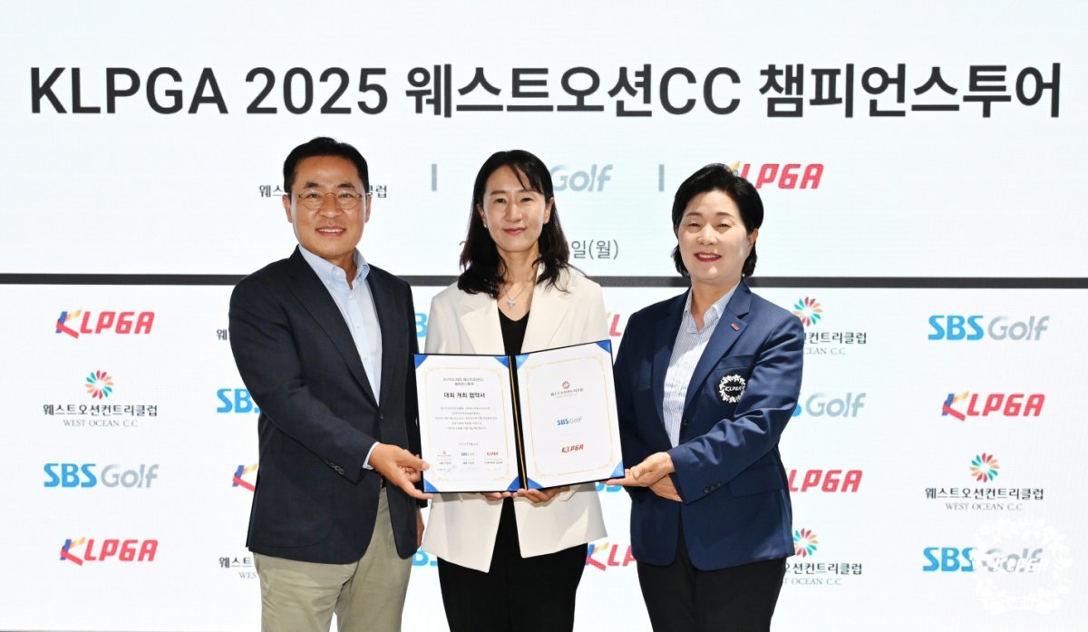 SBS골프 이상근 대표, 웨스트오션 컨트리클럽 이현경 대표, KLPGA 김순희 수석부회장(왼쪽부터)이 조인식을 마친 뒤 기념 포즈를 취하고 있다. 사진제공 | KLPGA