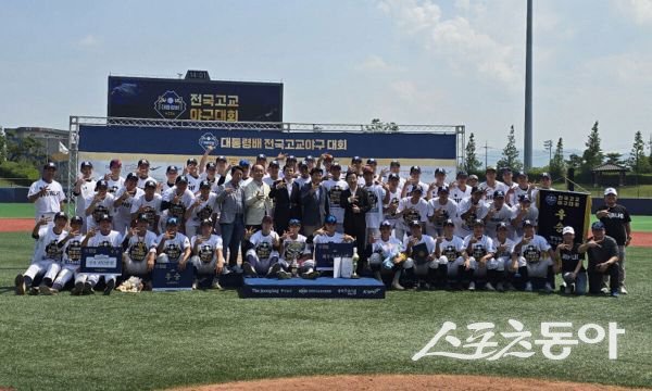 지난달 22일부터 12일간 포항야구장에서 ‘제59회 대통령배 전국고교야구대회’가 열린 가운데 우승팀인 경남고 선수단이 기념촬영을 하고 있다. 사진제공ㅣ포항시