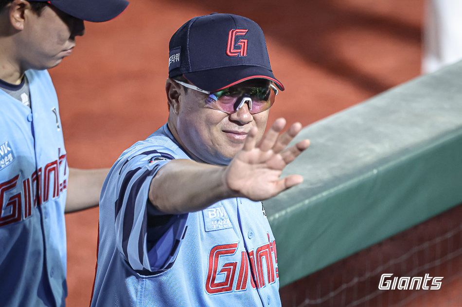 지난해 KIA의 통합우승을 이끈 이범호 감독이 롯데를 경계했다. 후반기 들어 투·타 전력이 크게 안정됐기 때문이다. 김태형 롯데 감독이 사직구장을 찾은 팬들에게 손을 흔들고 있다. 사진제공|롯데 자이언츠