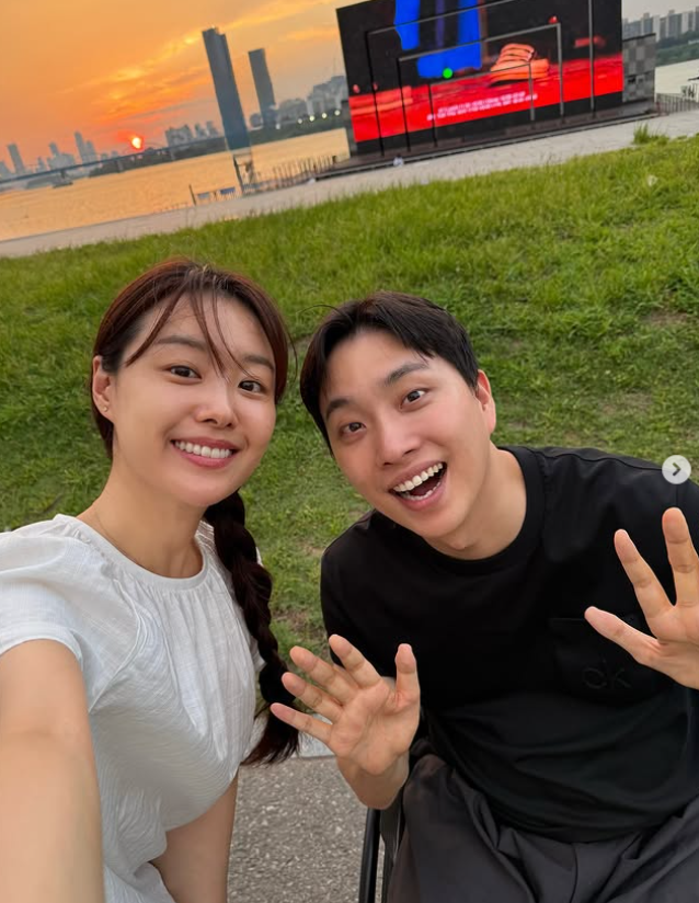 한강 나들이에 나선 송지은과 남편 박위. (송지은 SNS)