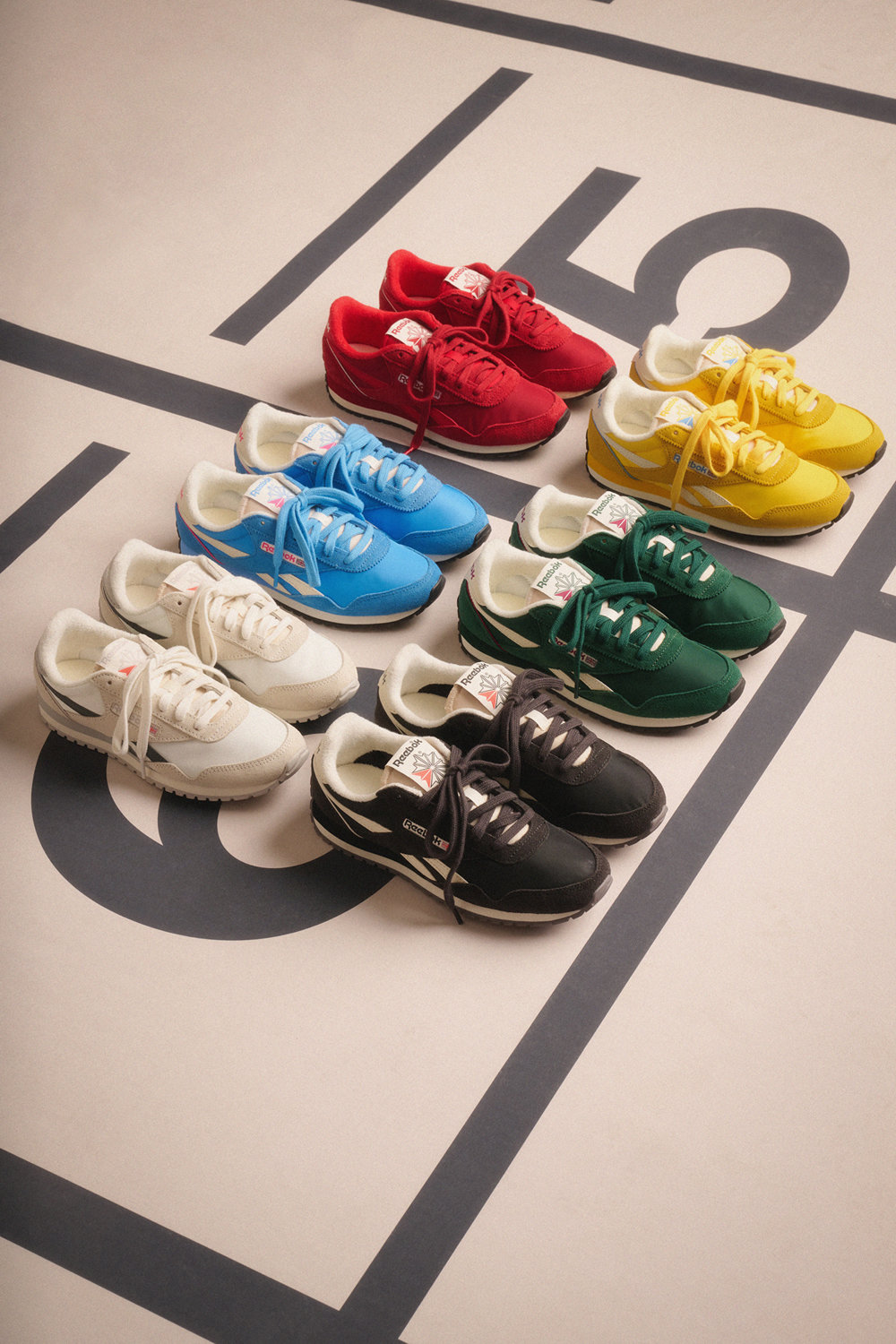 LF의 글로벌 스포츠 브랜드 리복이 ‘로우 프로파일 스니커즈’로 승부수를 던졌다. 강렬한 원색이 특징인 ‘클래식 AZ’. 사진제공｜LF