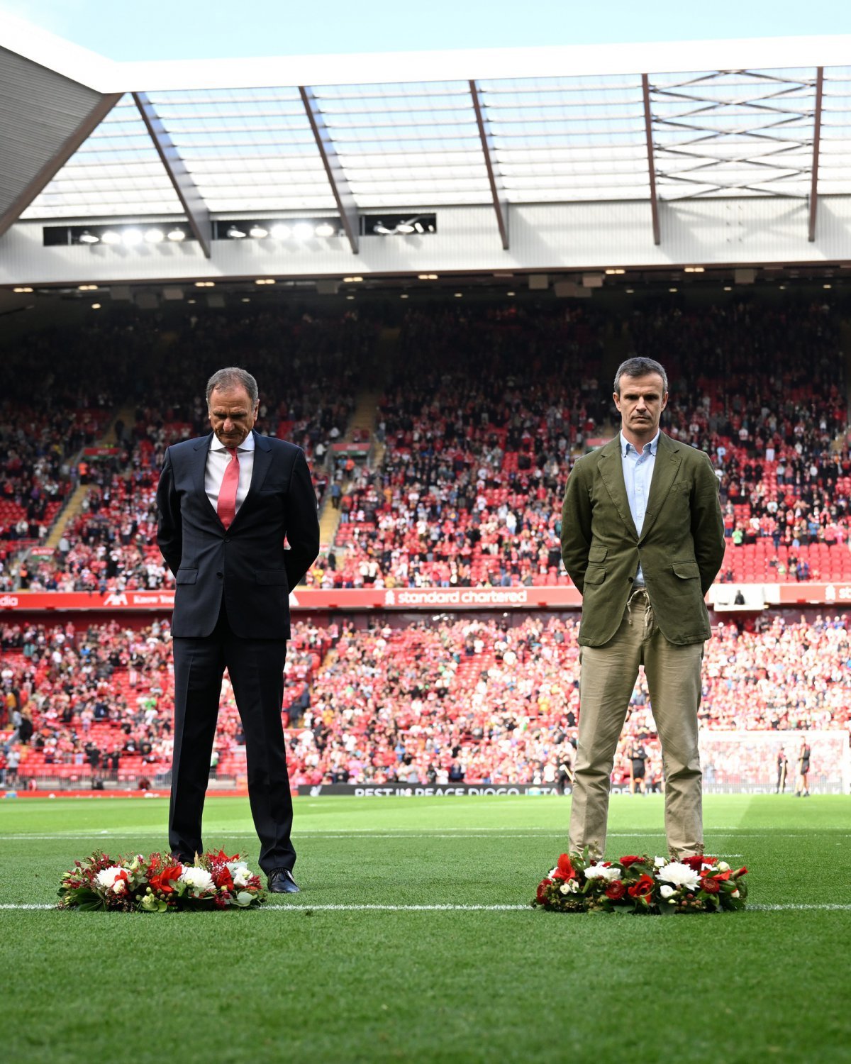 5일(한국시간) 리버풀 안필드에서 열린 리버풀-아틀레틱 빌바오의 프리시즌 친선경기 직전 리버풀의 전설 필 톰슨(왼쪽)과 빌바오 회장 존 우리아르테가 함께 헌화하며 지난달 교통사고로 세상을 떠난 디오고 조타와 안드레 조타를 추모하고 있다. 사진출처｜리버풀 페이스북