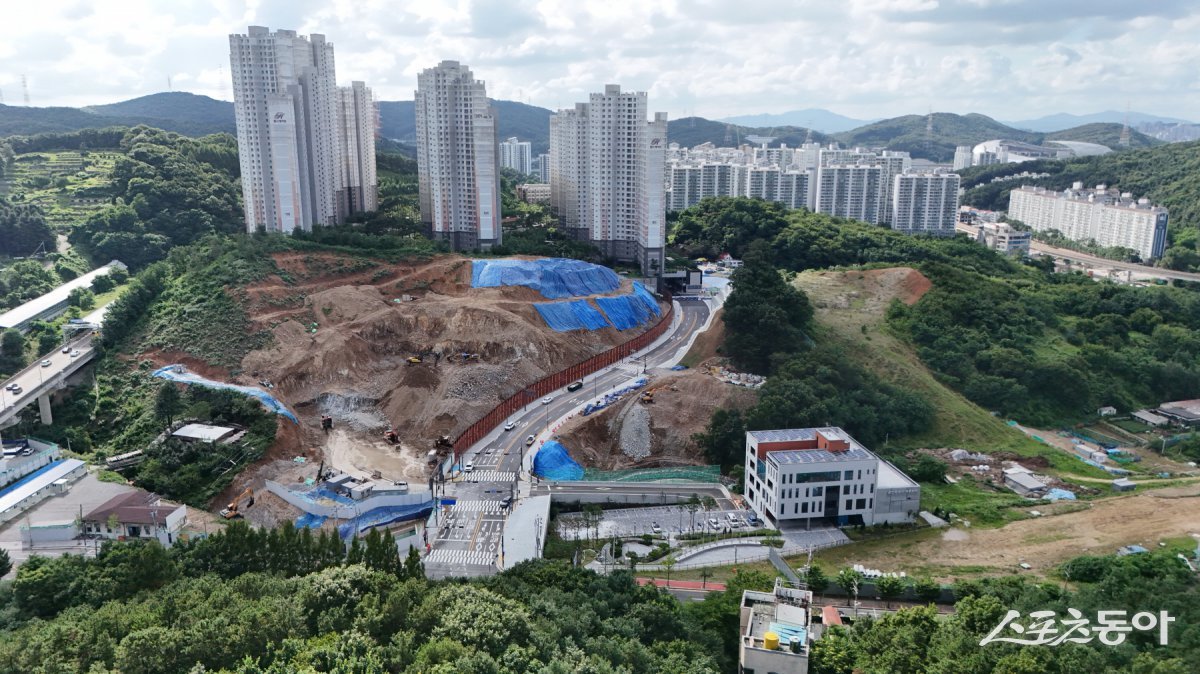 용인특례시(시장 이상일)는 ‘삼가2지구 힐스테이트 용인포레 임대주택’의 진입로 확보 문제가 해결됨에 따라, 오는 12월부터 본격적인 입주가 시작될 전망이다(용인포레 임대주택 전경). 사진제공|용인시