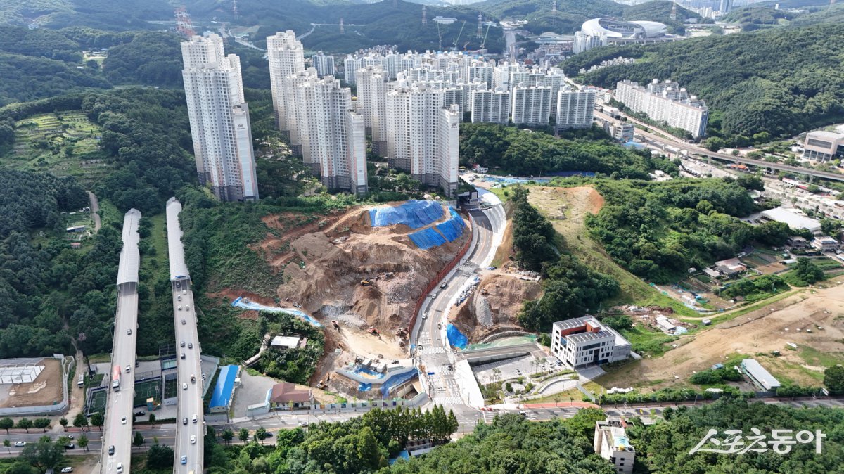 용인특례시(시장 이상일)는 ‘삼가2지구 힐스테이트 용인포레 임대주택’의 진입로 확보 문제가 해결됨에 따라, 오는 12월부터 본격적인 입주가 시작될 전망이다(용인포레 임대주택 전경). 사진제공|용인시