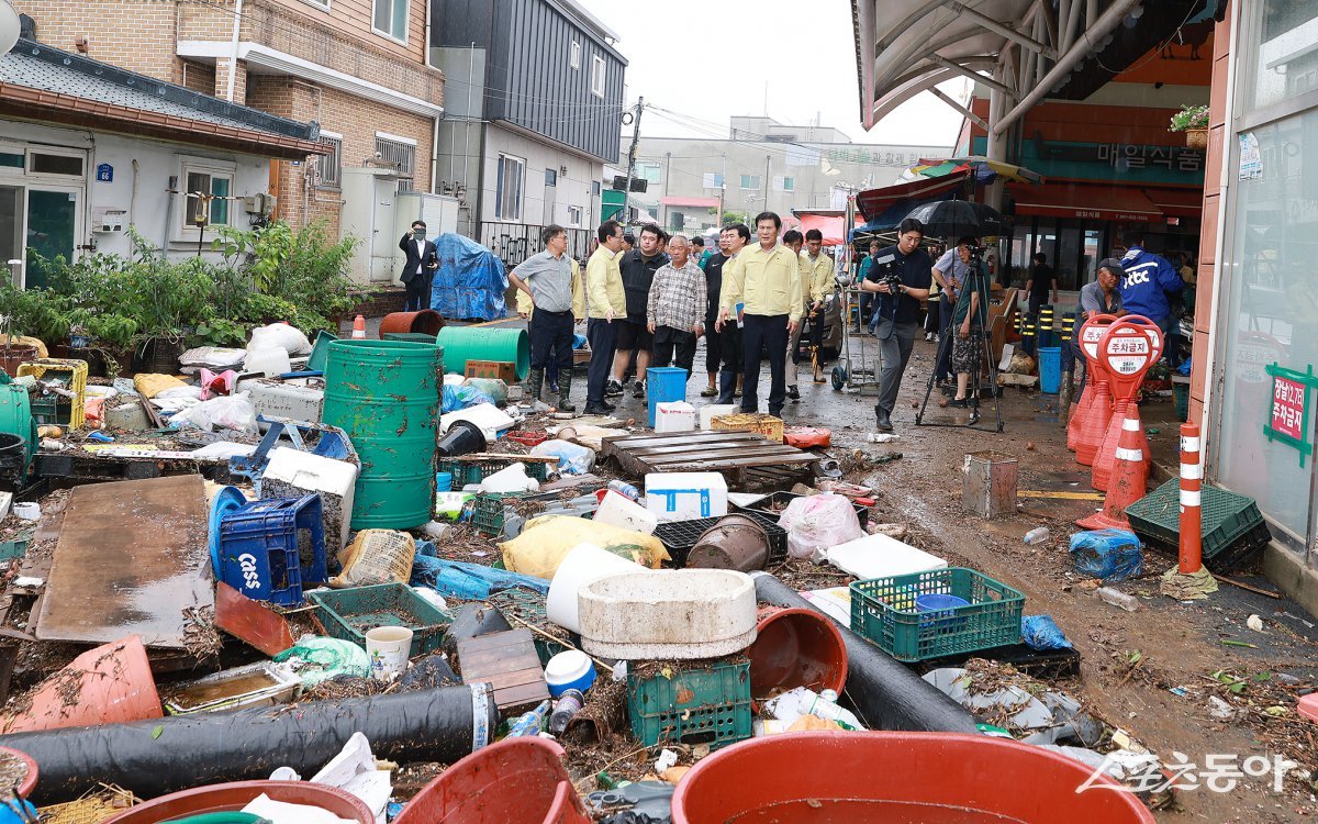 이상익 함평군수가 지난 4일 오전 김영록 전남도지사와 함께 피해가 컸던 함평천지전통시장을 찾아 피해 상황을 점검하고 있다. 사진제공=함평군