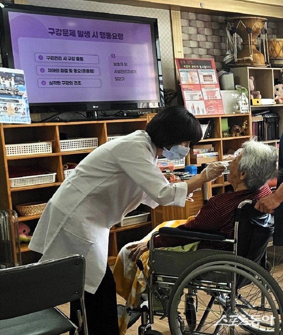 옹진군보건소, 취약계층 대상 ‘찾아가는 구강건강관리’ 서비스를 진행하고 있다. 사진제공｜옹진군청