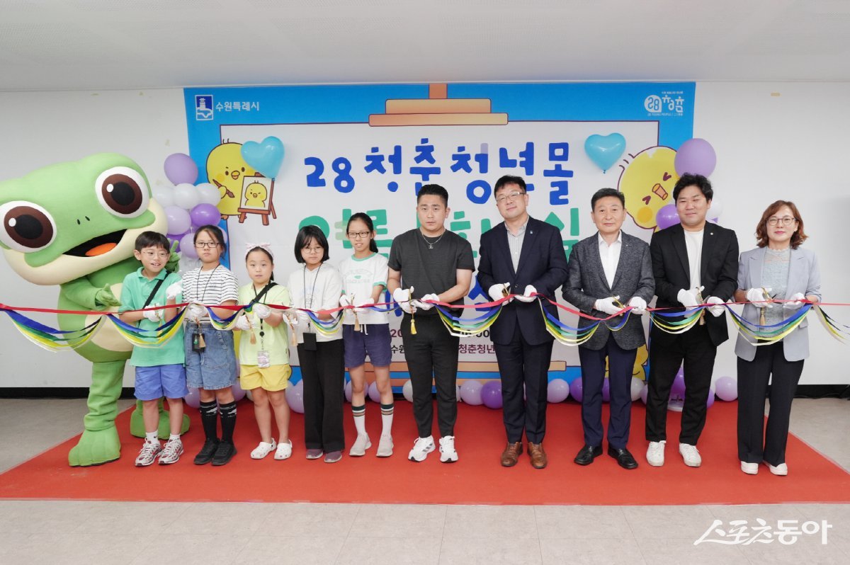 김현수 수원시 제1부시장(오른쪽 4번째)과 참석자들이 개관식에서 테이프를 자르고 있다. 사진제공｜수원시