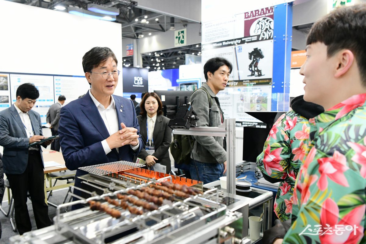 이민근 안산시장이 지난해 10월 안산사이언스밸리 투자설명회 및 지산학연 간담회에서 한 청년 사업가와 대화를 나누고 있는 모습. 사진제공|안산시