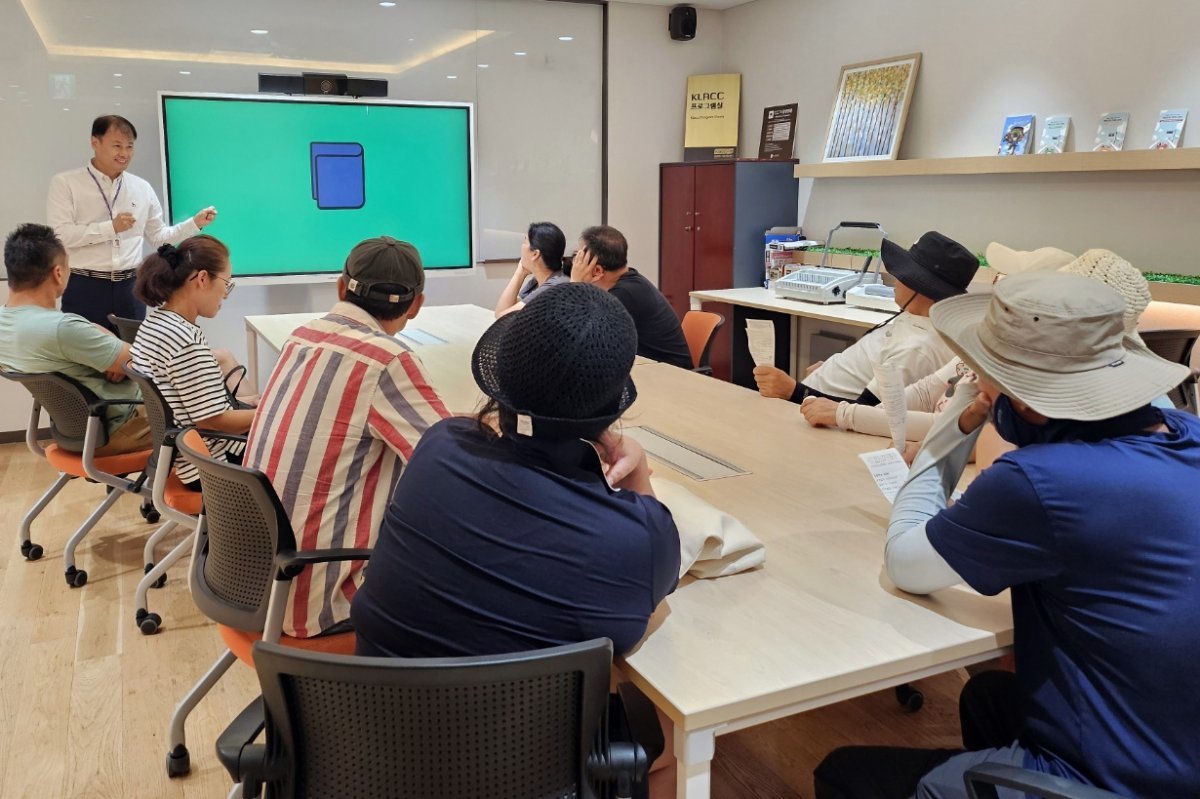 센터 전문위원이 단체 카지노 초보이용객 대상으로 K-GREEN 건전관리 시스템을 설명하고 있다. (강원랜드 제공)