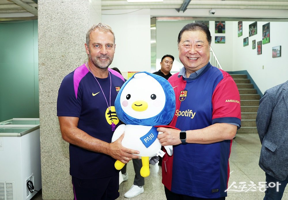 세계적 명문 FC바르셀로나, 파주 NFC에서  김경일 시장(오른쪽) 모습.  사진제공ㅣ파주시 