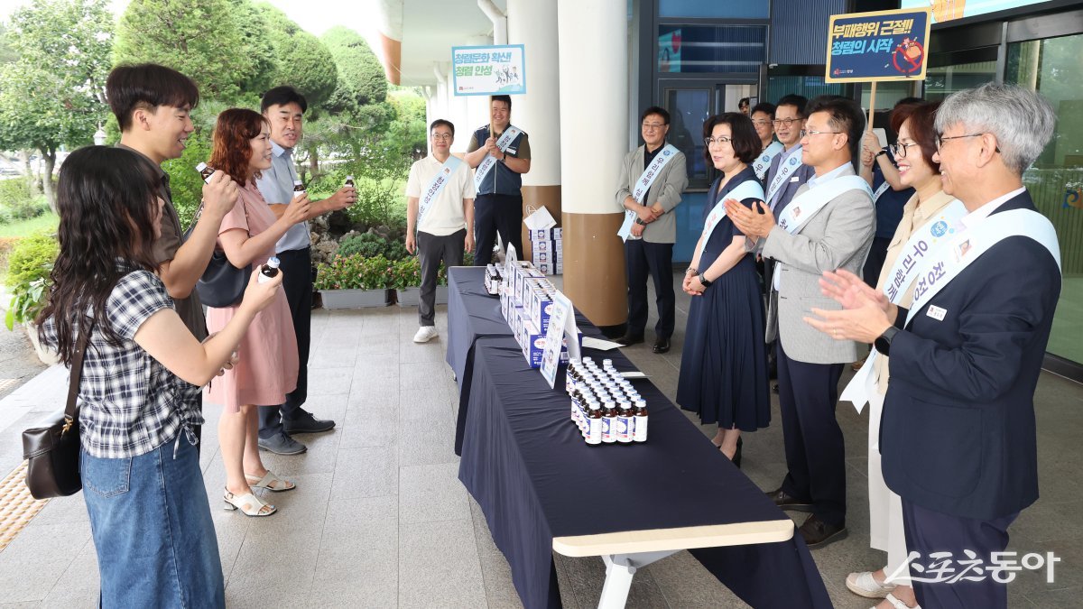 안성시(시장 김보라)는 8월 5일 오전, 시청 본관 로비에서 직원 출근 시간에 맞춰 ‘청탁은 방전! 청렴은 충전!’이라는 슬로건 아래 청렴 캠페인을 펼쳤다. 사진제공｜안성시