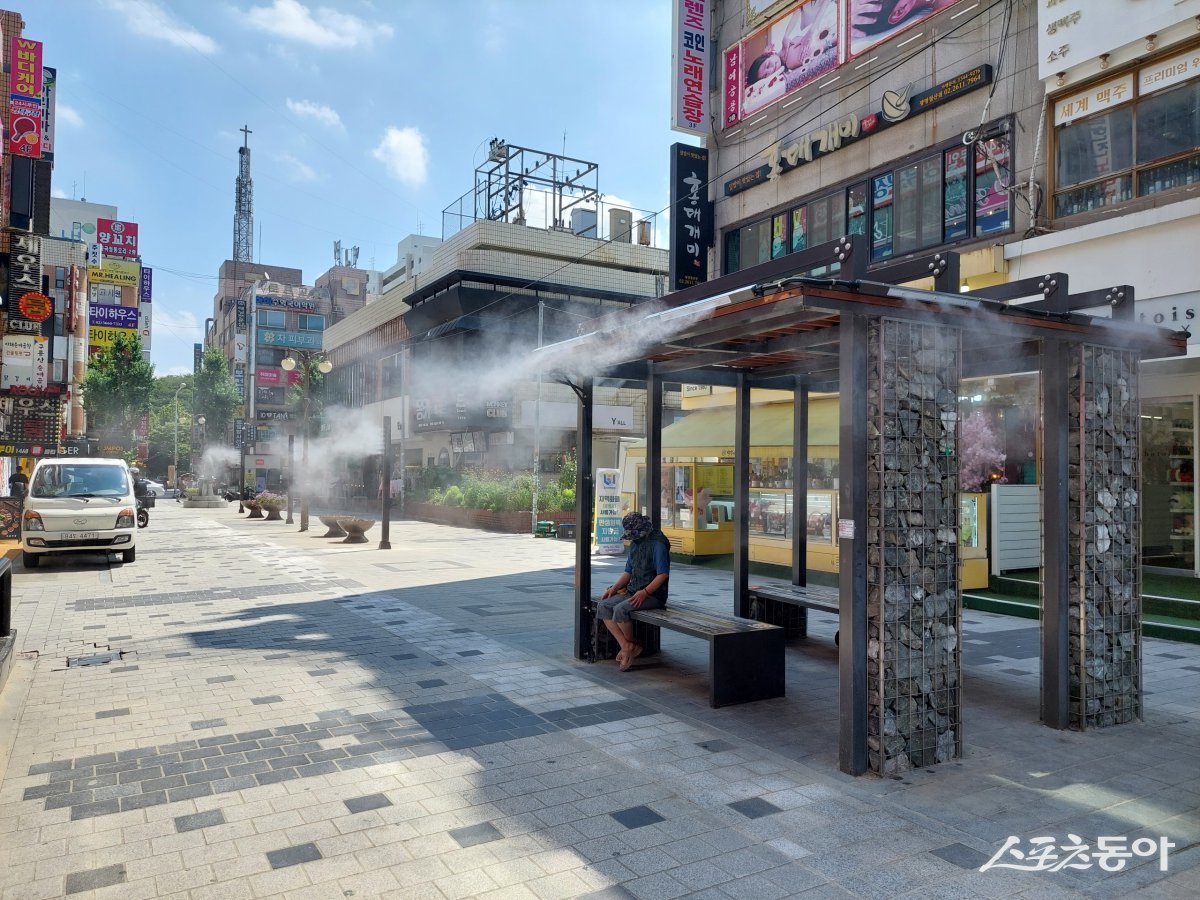 광명시(시장 박승원)가 여름철 폭염으로부터 시민의 건강을 보호하고 쾌적한 도심 보행환경을 조성하기 위해 철산상업지구 로데오거리에 폭염 저감 시설인 ‘쿨링포그’를 설치해 운영한다(철산상업지구 로데오거리(철산동 528 일원) 동측에 설치된 쿨링포그). 사진제공｜광명시