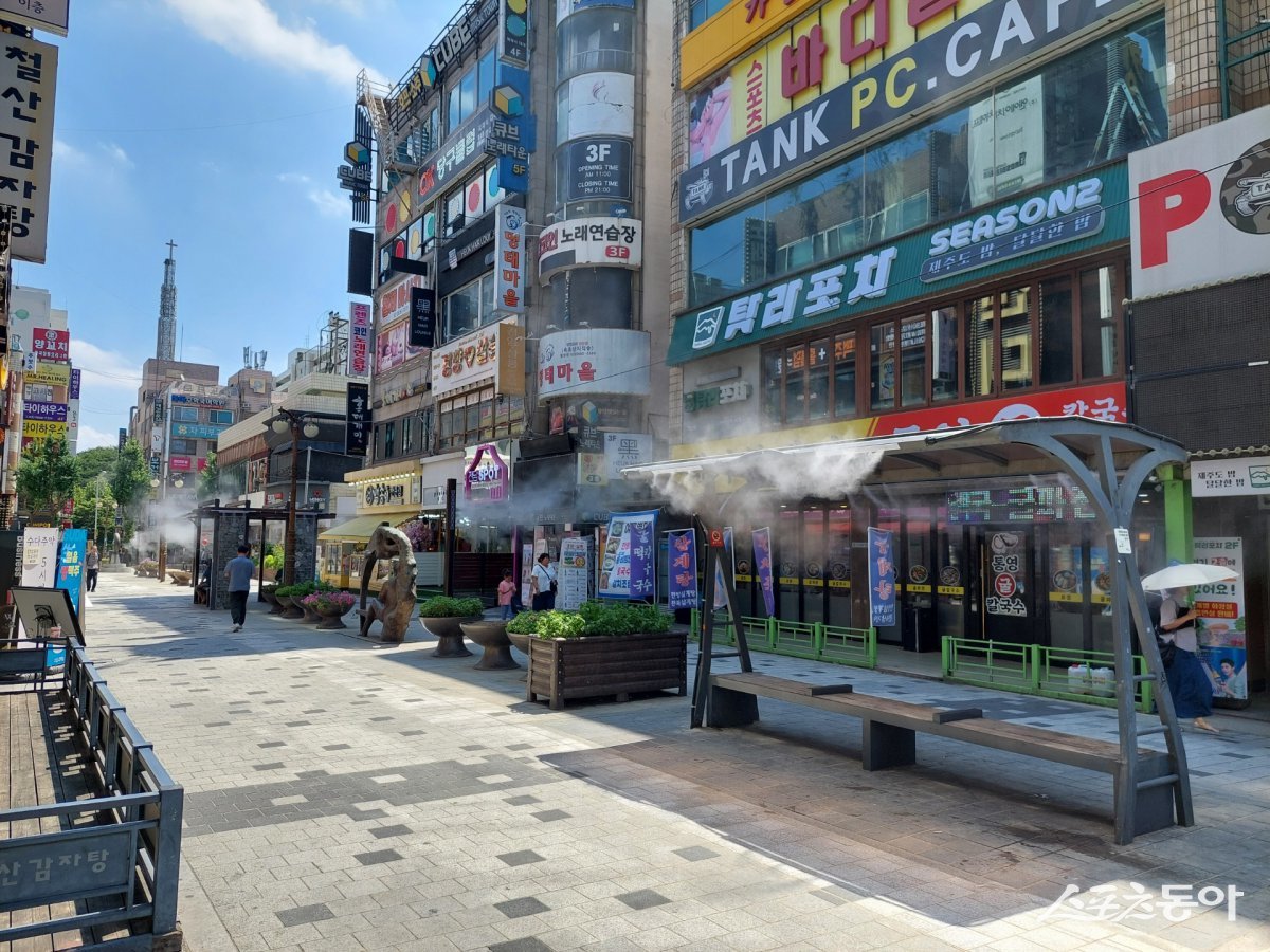 광명시(시장 박승원)가 여름철 폭염으로부터 시민의 건강을 보호하고 쾌적한 도심 보행환경을 조성하기 위해 철산상업지구 로데오거리에 폭염 저감 시설인 ‘쿨링포그’를 설치해 운영한다(철산상업지구 로데오거리(철산동 528 일원) 동측에 설치된 쿨링포그). 사진제공｜광명시