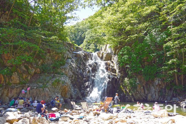 맑은 물과 출렁다리의 조화로 장관을 연출하는 앙남면 상계폭포. 사진제공 ㅣ 경주시