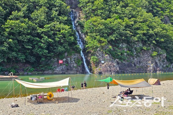 물놀이와 야영을 한자리에서 즐길 수 있는 산내면 청룡폭포. 사진제공 ㅣ 경주시