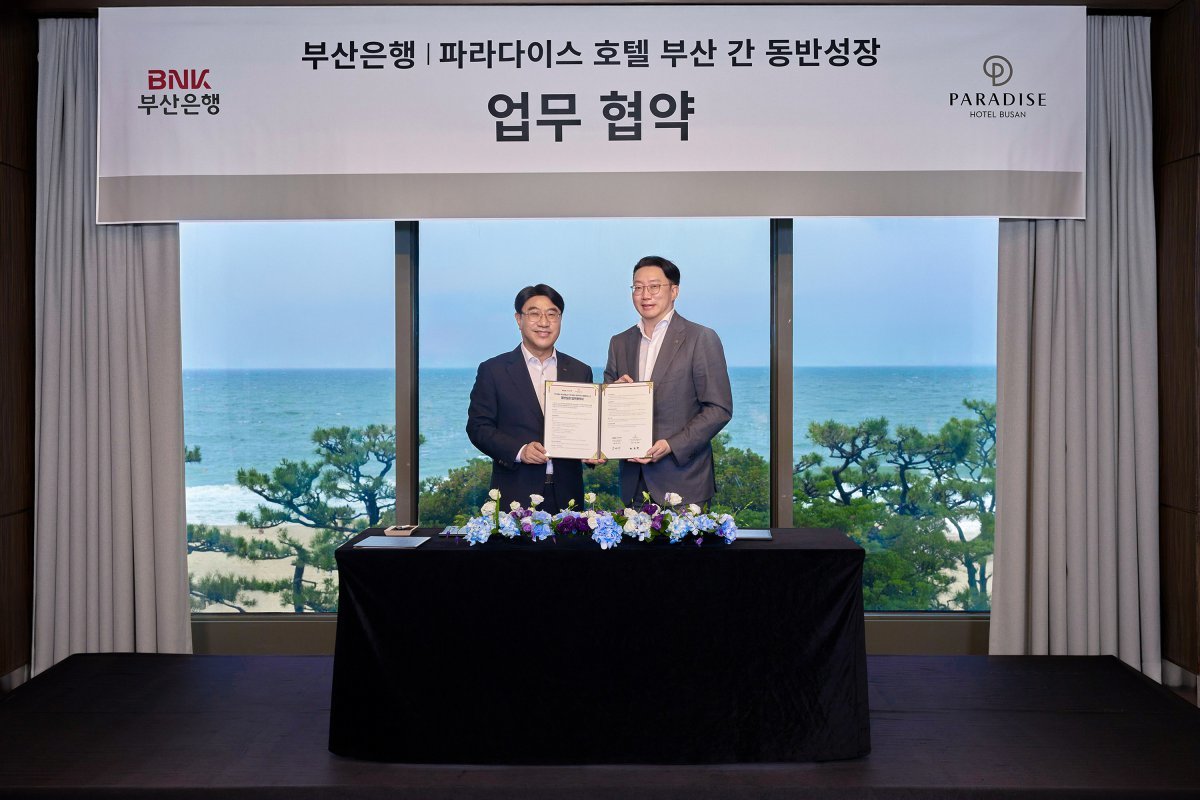4일 파라다이스 호텔 부산 카프리룸에서 진행된 ‘파라다이스 호텔 부산-BNK부산은행 지역경제 활성화 업무협약식’에서 최종환 ㈜파라다이스 대표이사(오른쪽)와 방성빈 BNK부산은행장이 기념 촬영을 하고 있다.