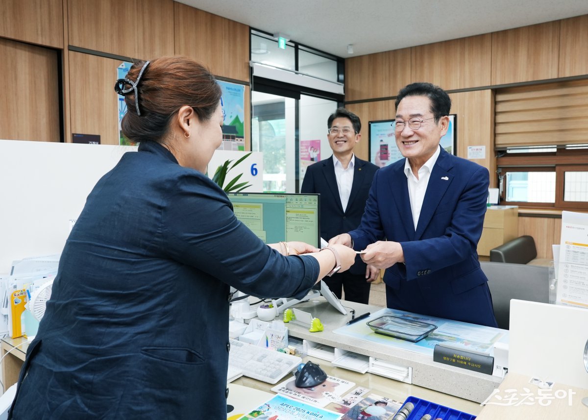 최기문 영천시장이 ‘ APEC 2025 KOREA 성공개최를 위한 예금’에 가입하고 있다. 사진제공 ㅣ 영천시