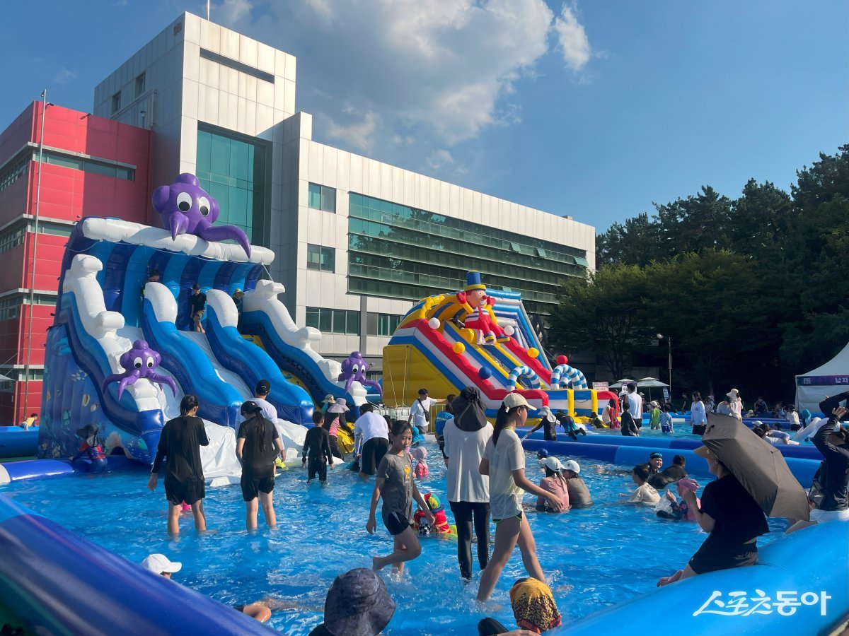 시민들이 도심속에서 시원한 물놀이를 즐기고 있다.
