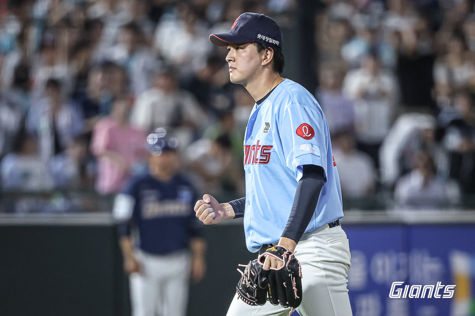 롯데 마무리 김원중이 데뷔 후 처음으로 구원왕 타이틀을 손에 넣을지 주목된다. 구원왕에 오른다면 순수 롯데 소속 선수로는 최초다. 사진제공|롯데 자이언츠