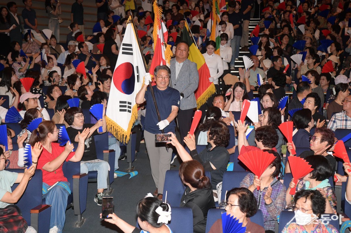강기정 광주광역시장이 지난 7월22일 시청 대회의실에서 열린 ‘광주 2025 세계양궁선수권대회 시민 서포터즈 발대식’에 참석해 광주시양궁선수단과 함께 태극기 및 대회홍보기, 참여국가 국기 등을 들고 입장한 후 참석자들과 함께 기념촬영을 하고 있다. 사진제공=광주광역시