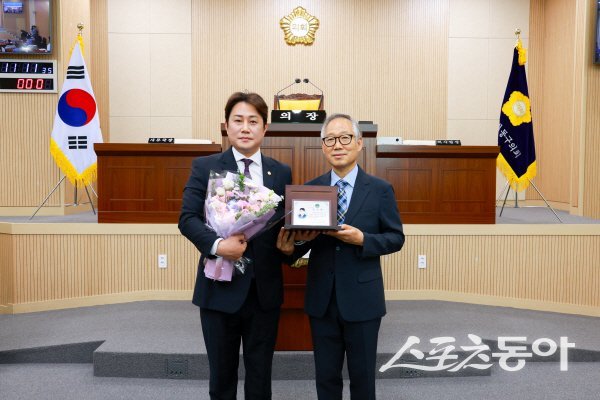 이진욱 대구시 동구의원이 자치경찰제의 안정적 정착과 지역사회 협력체계 구축 공로로 대구시 자치경찰위원회로부터 감사패를 받고 있다. 사진제공 ㅣ 동구