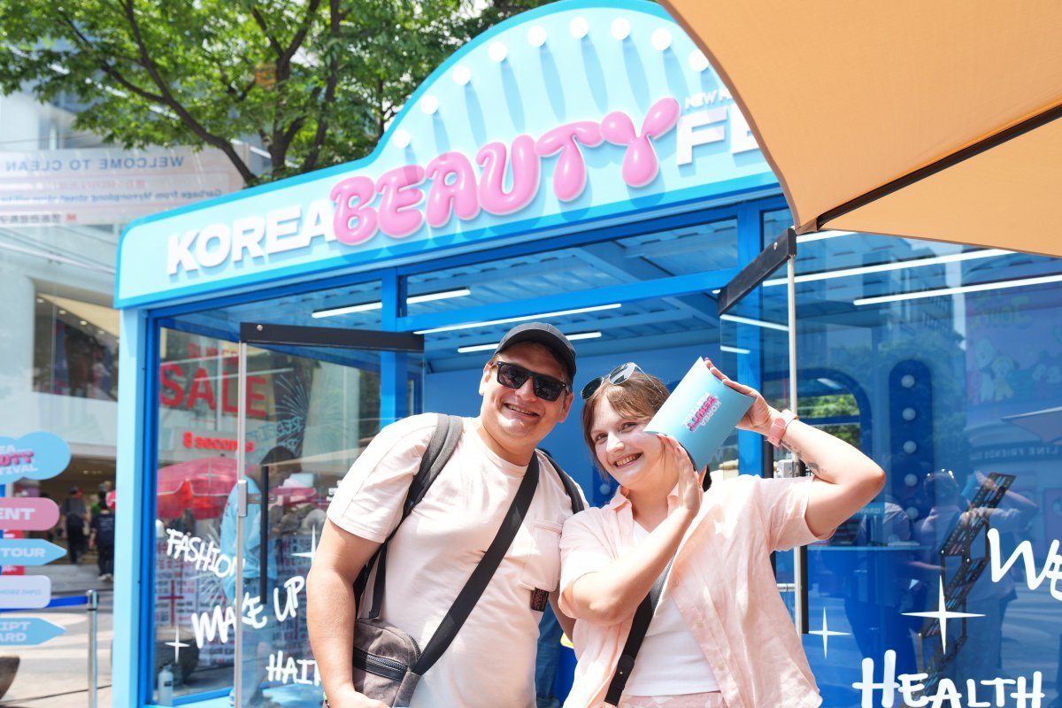 2025코리아뷰티페스티벌 웰컴센터를 방문한 외국인 관광객