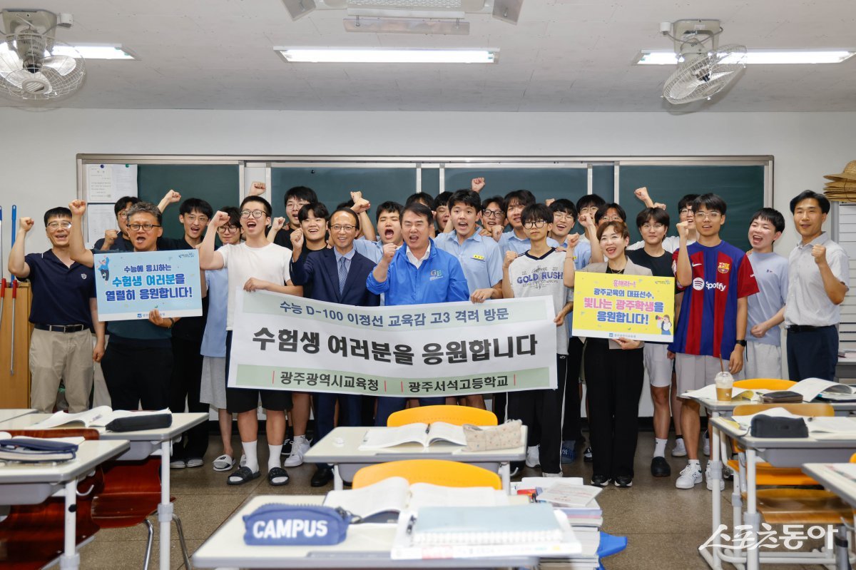 이정선 광주시교육감이 5일 광덕고등학교 3학년 교실을 방문해 수능을 앞두고 있는 수험생들과 악수하며 화이팅을 외치고 있다. 사진제공=광주시교육청