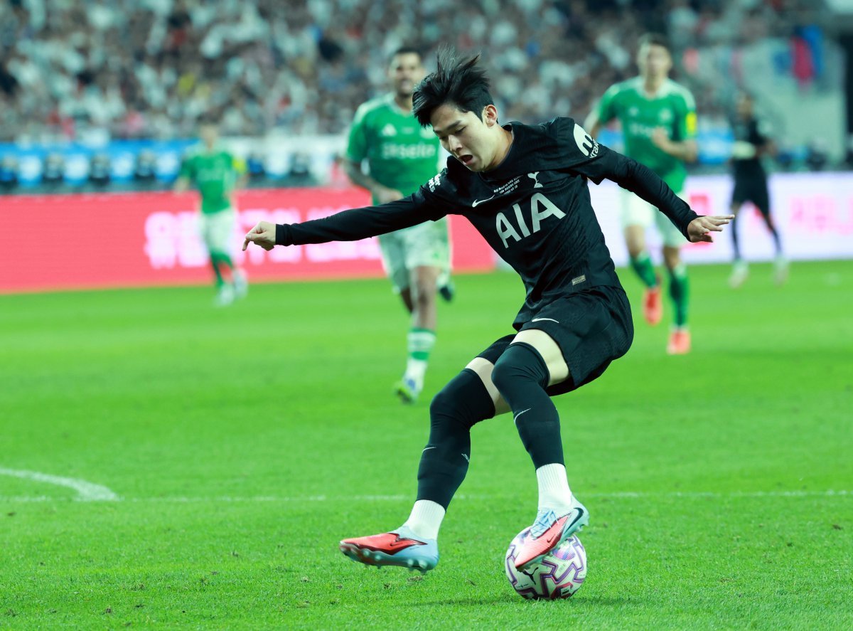 토트넘 양민혁이 3일 서울월드컵경기장에서 열린 뉴캐슬과 프리시즌 친선경기에서 후반 교체투입돼 볼을 다루고 있다. 영국 지역매체 ‘포츠머스 뉴스’는 챔피언십 포츠머스가 그의 임대를 원한다고 전했다. 상암｜뉴시스