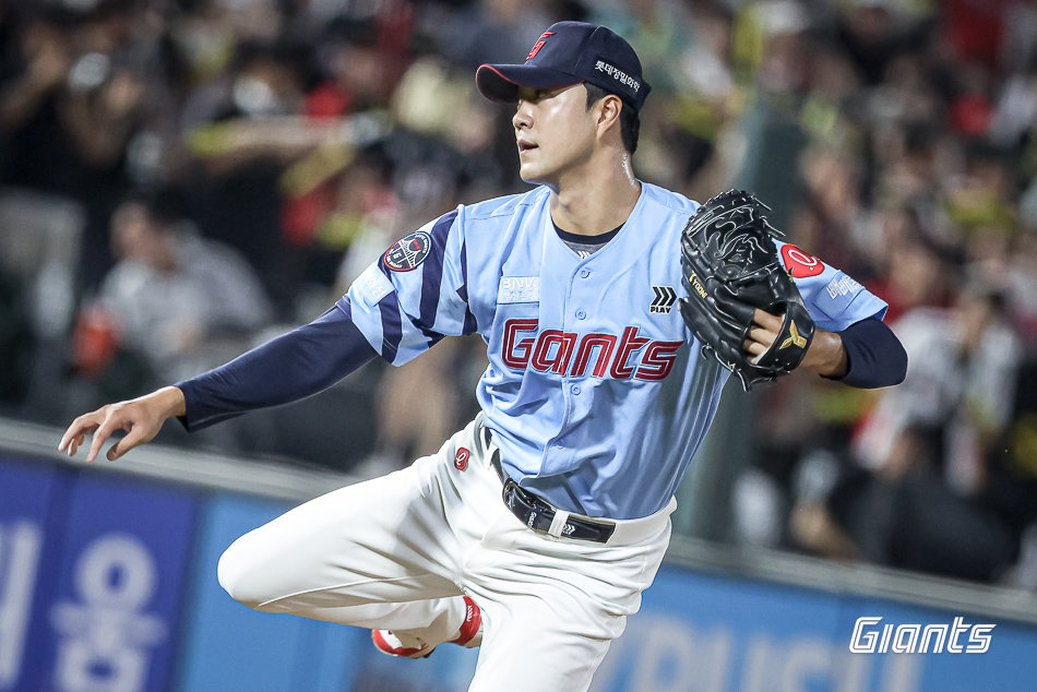롯데 윤성빈이 5일 사직구장에서 열린 KIA와 홈경기 8회초 구원등판해 역투하고 있다. 사진제공｜롯데 자이언츠