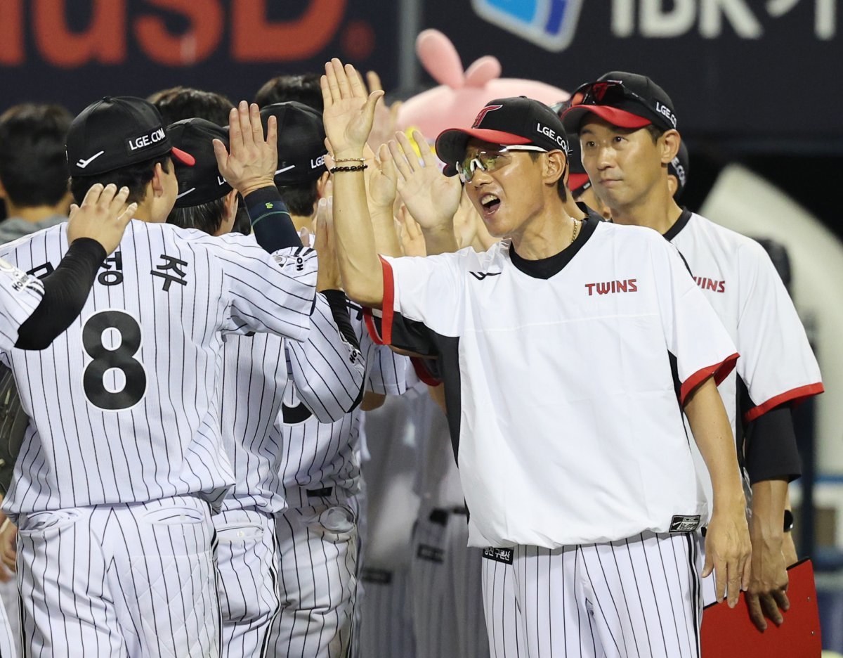 염경엽 LG 감독(오른쪽)이 5일 잠실구장에서 열린 ‘2025 신한 SOL뱅크 KBO리그’ 두산과 홈경기에서 4-2로 승리한 뒤 선수들과 기뻐하고 있다. 잠실ㅣ뉴시스