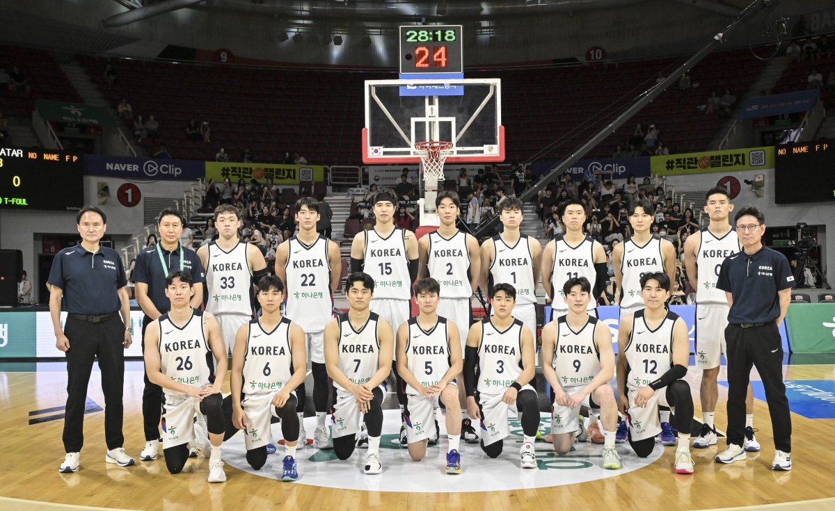 안준호 감독(왼쪽)이 이끄는 남자농구국가대표팀이 6일 오후 5시 호주와 ‘2025 FIBA 아시아컵’ 조별리그 첫 경기를 치른다. 장신군단 호주는 쉽지 않은 상대지만, 조직력을 앞세워 최선을 다하겠다는 각오다. 사진제공｜대한민국농구협회