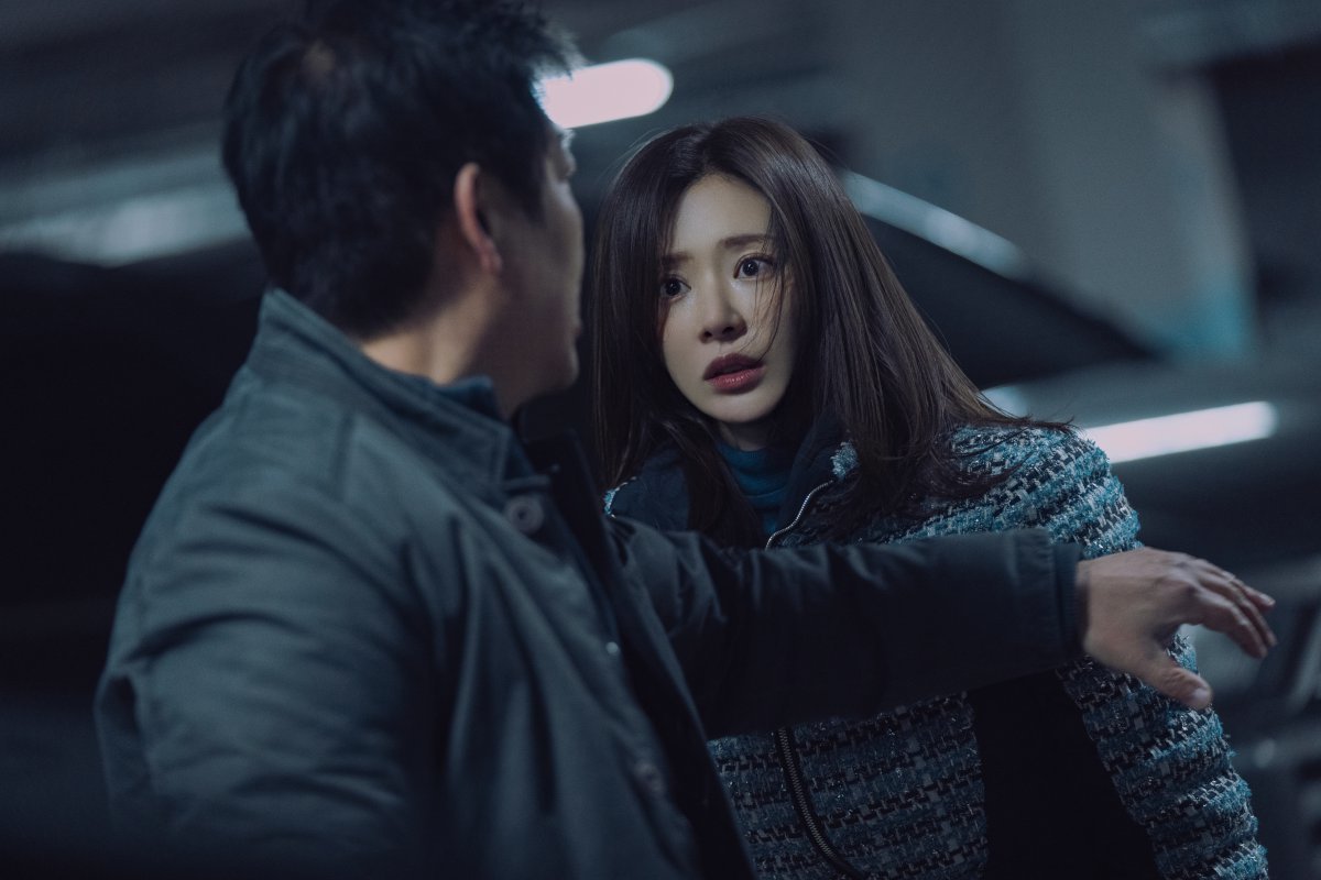 K액션 히어로 시리즈 ‘트웰브’에서 배우 이주빈이 용을 상징하는 천사 ‘미르’ 역을 맡아, 동양적인 선을 살린 절도있는 액션 연기를 예고했다.