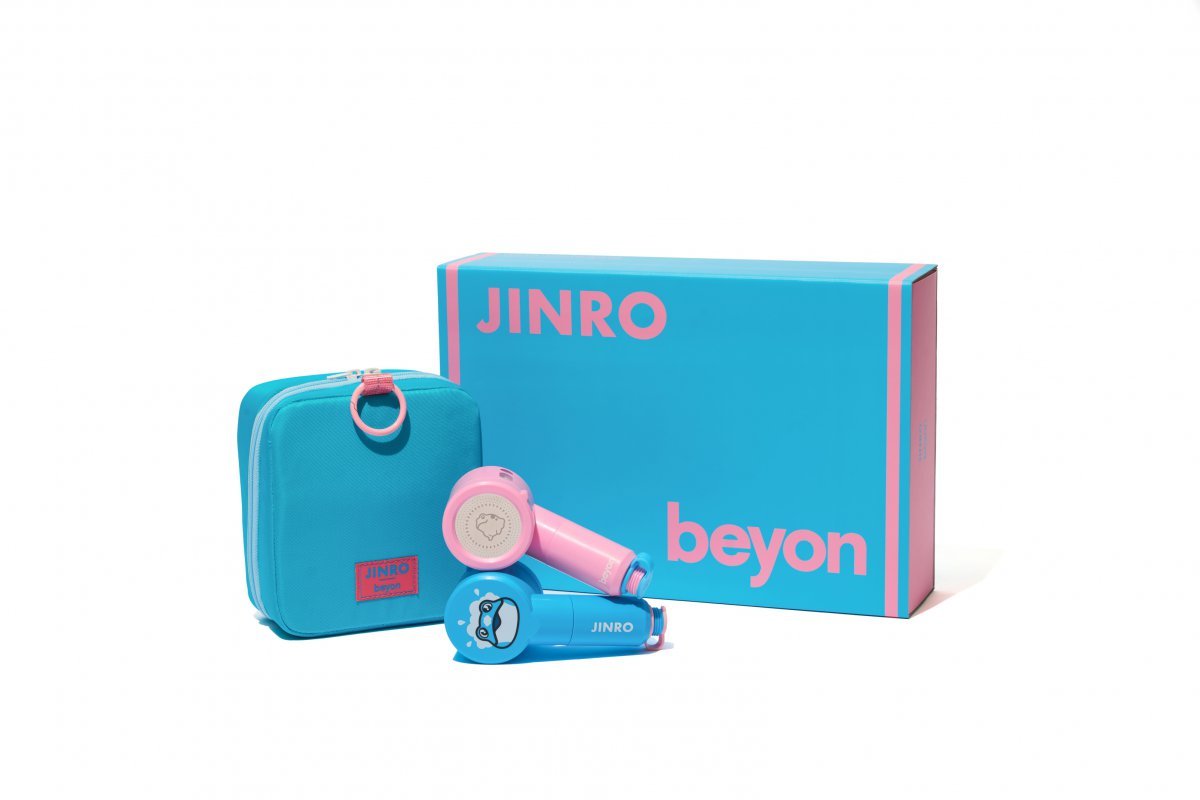 하이트진로가 두꺼비 캐릭터를 담은 ‘진로 X 비욘’ 여름 협업 상품(사진)을 출시했다. 사진제공 ｜하이트진로