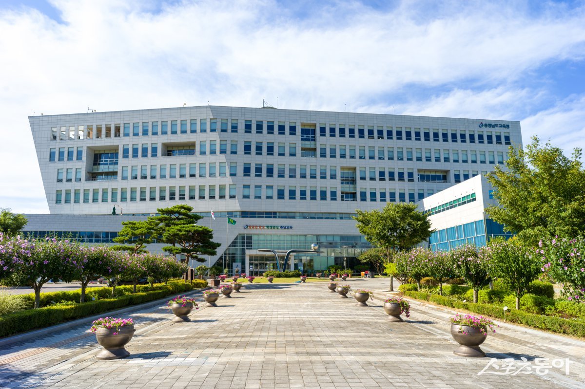 충청남도교육청(교육감 김지철)은 8월 6일, 교육정보기술 전문기업 ㈜미리디와 업무협약(MOU)을 체결하고, 프리젠테이션 제작 도구인 ‘미리캔버스’의 Pro 계정을 도내 교직원에게 무료로 제공하기로 했다(충남교육청 전경). 사진제공｜충남교육청