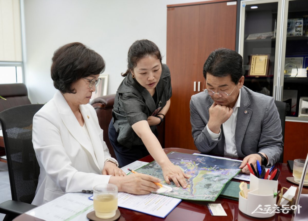 권익현 부안군수가 지난 4일 산업통상자원중소벤처기업위원회 오세희 의원과 부안군의 국정과제 세부사업을 검토하고 있다. 사진제공=부안군