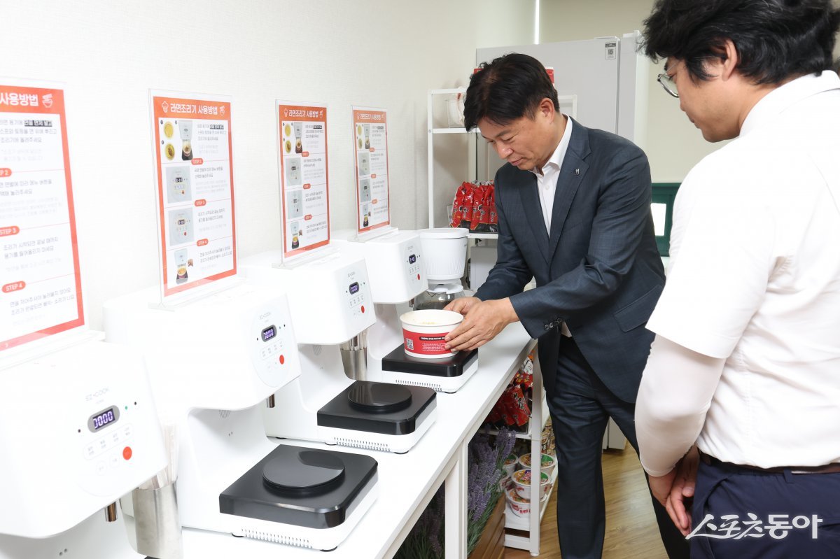 부천시(시장 조용익)는 지난 5일 삼정종합사회복지관에서 ‘부천 온편의점’ 개소식을 열고, 시민의 외로움과 고립감을 해소하기 위한 정서 돌봄 거점 공간의 본격 운영에 들어갔다(라면 끓이는 기계를 시연하는 조용익 부천시장). 사진제공|부천시