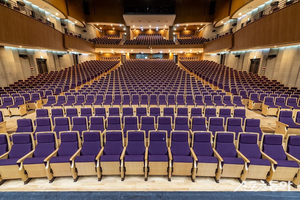 용인특례시(시장 이상일)는 올해 1월 리모델링을 마치고 재개관한 용인포은아트홀이 대형 뮤지컬과 유명 아티스트 공연을 연이어 유치하며 시민들에게 수준 높은 문화예술 프로그램을 제공하고 있다(용인포은아트홀 객석 모습). 사진제공｜용인시