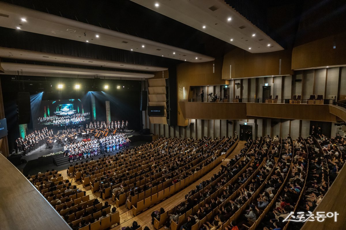 용인특례시(시장 이상일)는 올해 1월 리모델링을 마치고 재개관한 용인포은아트홀이 대형 뮤지컬과 유명 아티스트 공연을 연이어 유치하며 시민들에게 수준 높은 문화예술 프로그램을 제공하고 있다(지난 1월 18일 용인포은아트홀에서 열린 재개관 기념 공연 모습). 사진제공｜용인시