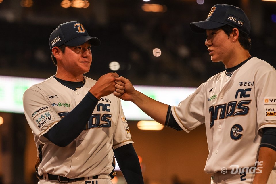 NC 김진호(왼쪽)는 올해 49경기에서 홀드 14개를 기록하고 있다. 부상 이후 첫 풀타임 시즌이지만, 위력적인 투구로 불펜에 활력을 불어넣고 있다. 사진제공｜NC 다이노스