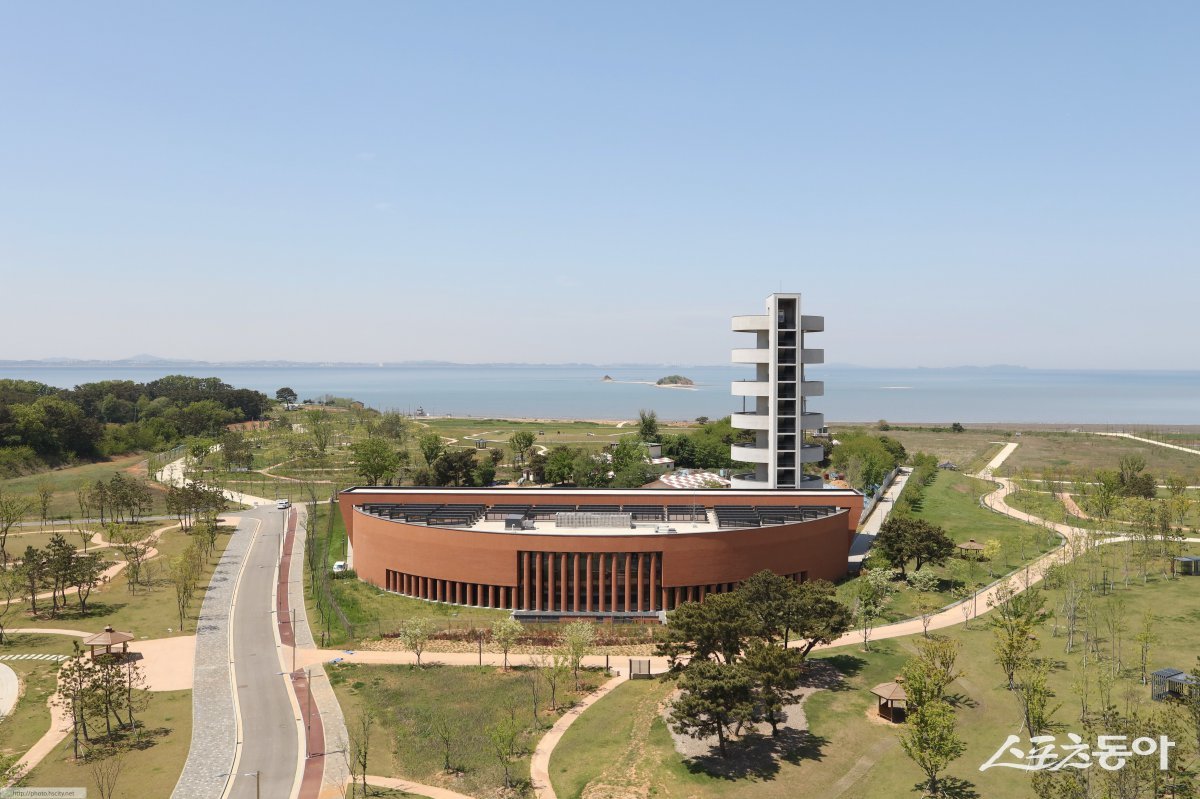 화성특례시(시장 정명근)가 시민과 관광객의 통신비 절감과 인터넷 접근성 향상을 위해 오는 9월까지 제부도, 매향리평화생태공원, 동탄여울공원에 무료 공공와이파이 장비 24대를 추가 설치한다(매향리평화기념관 전경). 사진제공｜화성시