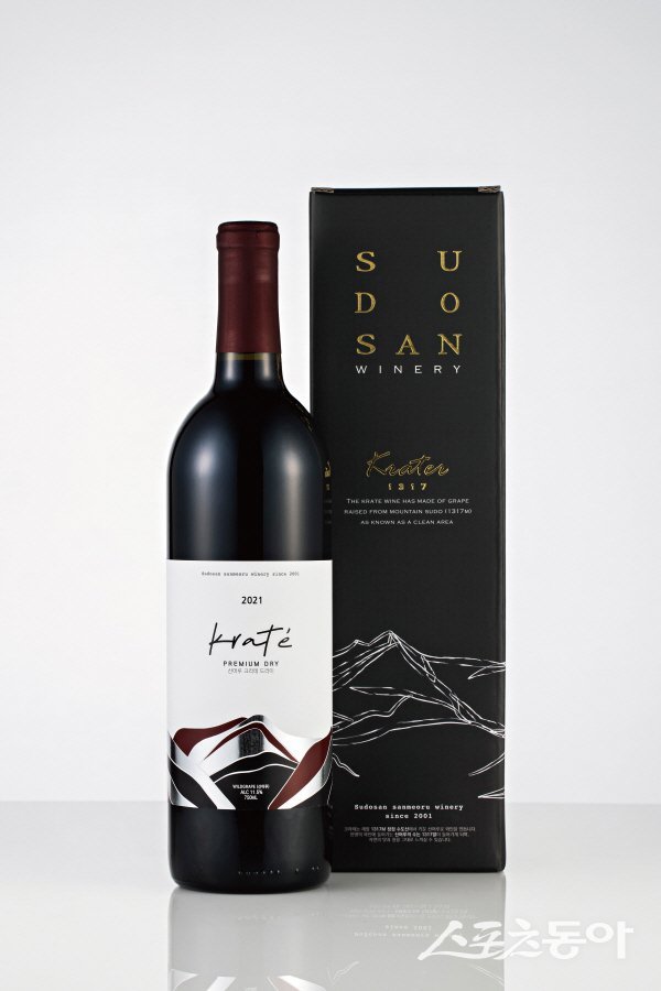 농림축산식품부와 한국농수산식품유통공사(aT)가 공동 주최한 ‘2025년도 대한민국 우리술 품평회’에서 과실주 부문 최우수상을 수상한 김천 수도산와이너리의 크라테드라이. 사진제공 ㅣ 김천시